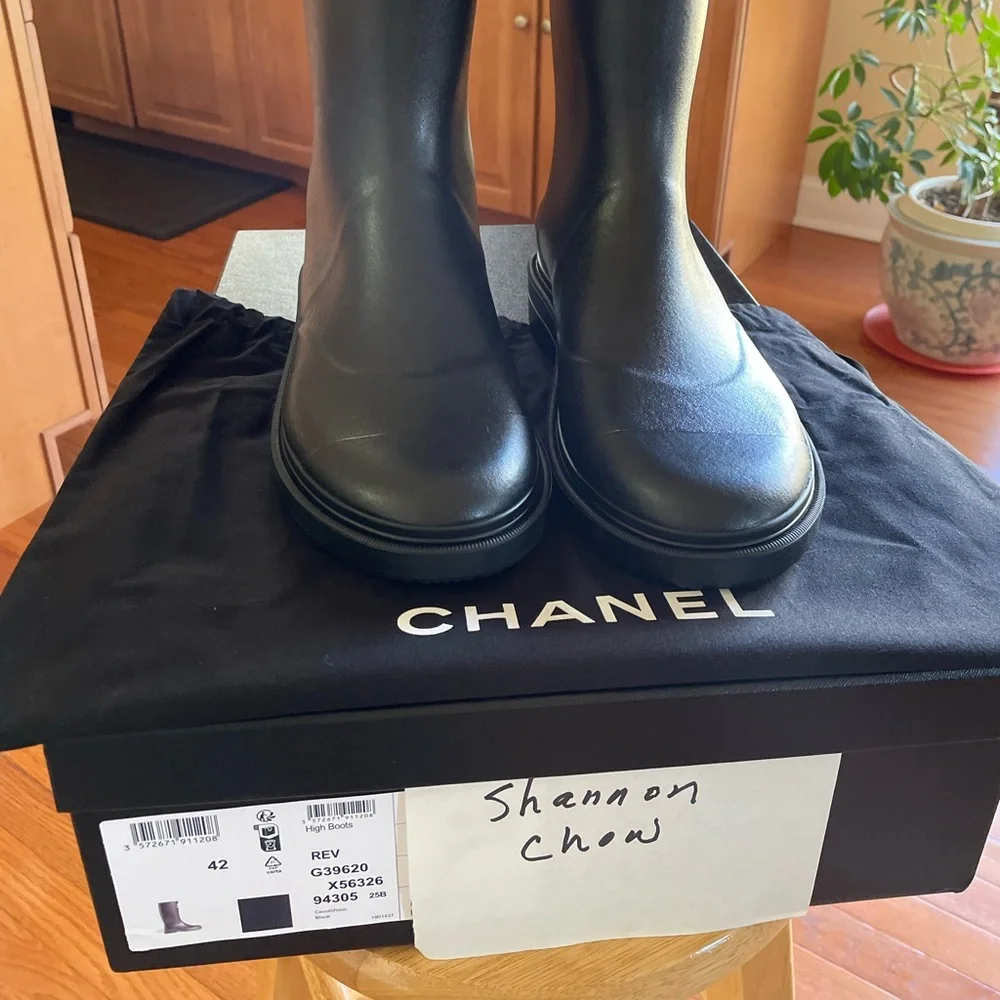 Brand new in box size 42 authentic chanel rain boots 🖤 - Picture 3 of 3